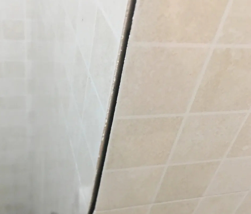 南安瓷砖空鼓维修公司分享阳台瓷砖脱落的修复过程可以分为以下几个步骤