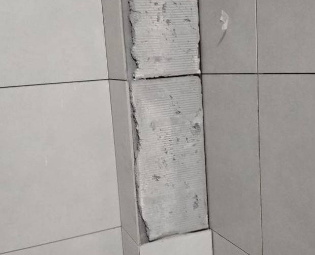 南安瓷砖空鼓维修公司分享下瓷砖施工前基层浇水润湿程度不足，可能导致以下问题