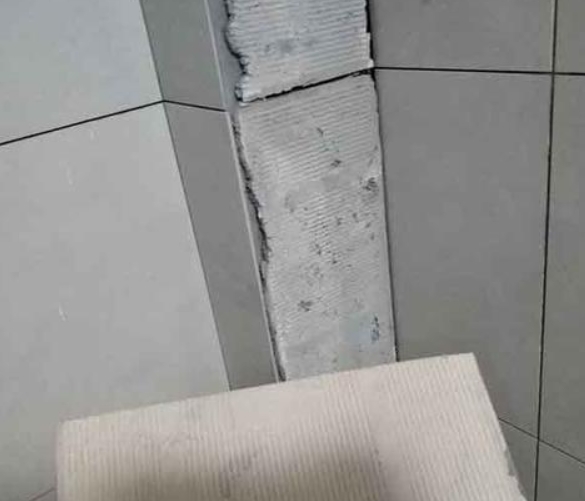 南安瓷砖空鼓维修公司分享下厨房瓷砖脱落的补救措施。
